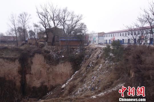 圖為未填黃土之前的安家寺大溝。慶城縣委外宣辦供