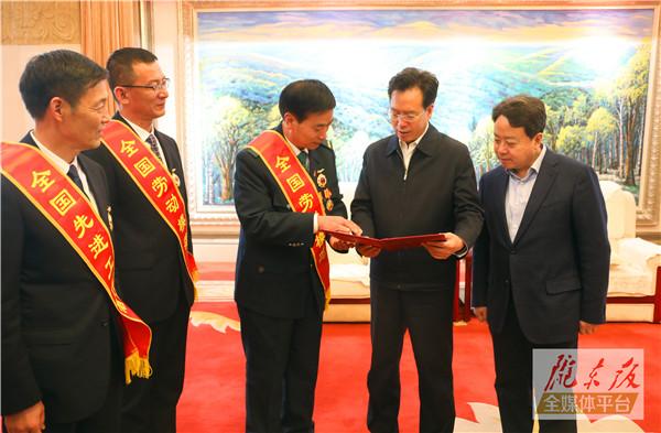 慶陽(yáng)市3名全國(guó)勞動(dòng)模范和先進(jìn)工作者載譽(yù)歸來(lái)！贠建民盧小亨親切會(huì)見(jiàn)