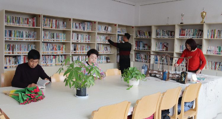居民在社區(qū)城市書吧看書、繪畫。  通訊員  郭芳  攝  