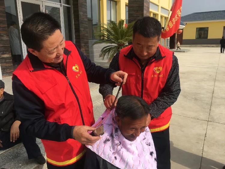 慶陽市陽光志愿者協(xié)會志愿者在什社敬老院給老人理發(fā)。  通訊員  陽光  攝  