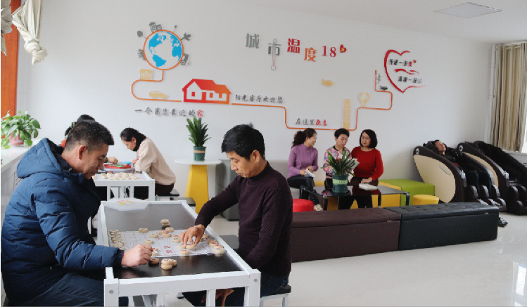 市民在東大街社區(qū)陽光客廳休閑娛樂。  通訊員  郭芳  攝  