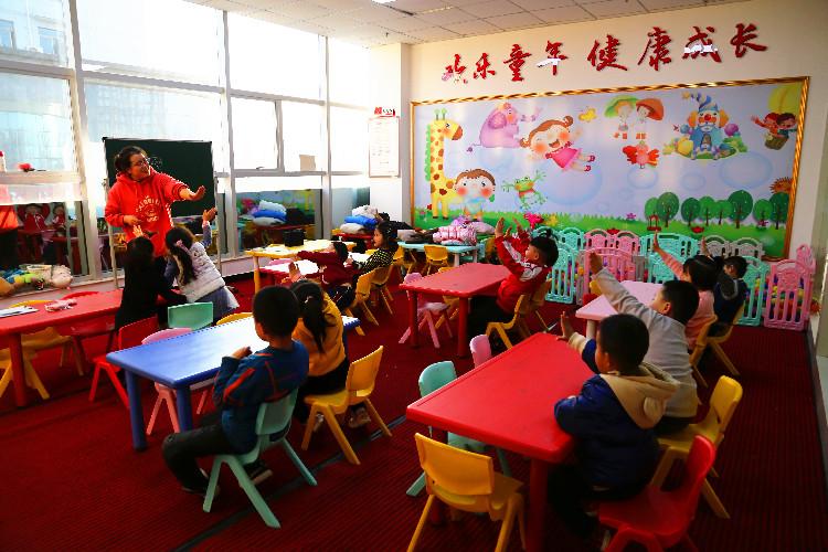 麗景幼兒園學(xué)生在合水東路社區(qū)的“四點半課堂”做互動游戲。  通訊員  翟娜娜  攝  