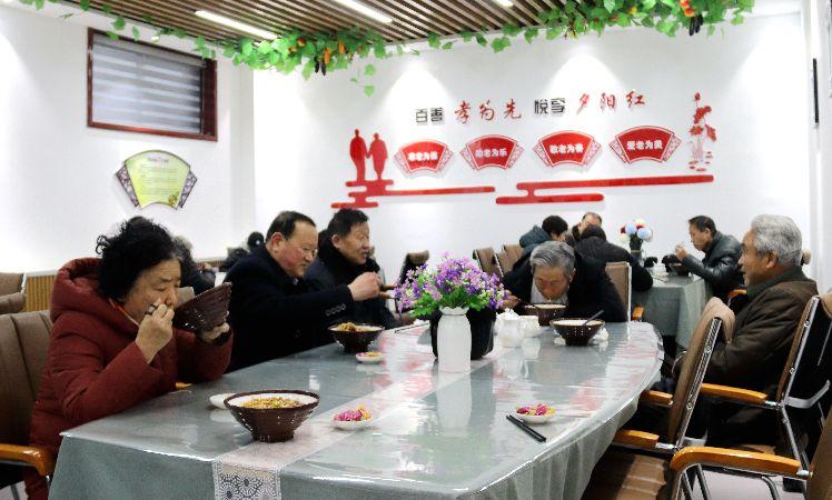 南苑路社區(qū)，老人在“老年餐桌”就餐。  通訊員  耿洋洋  攝  