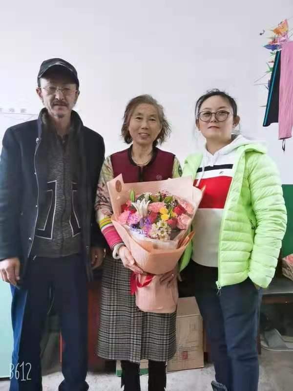 李桂芝和女兒牟鯤鵬、丈夫張順在一起
