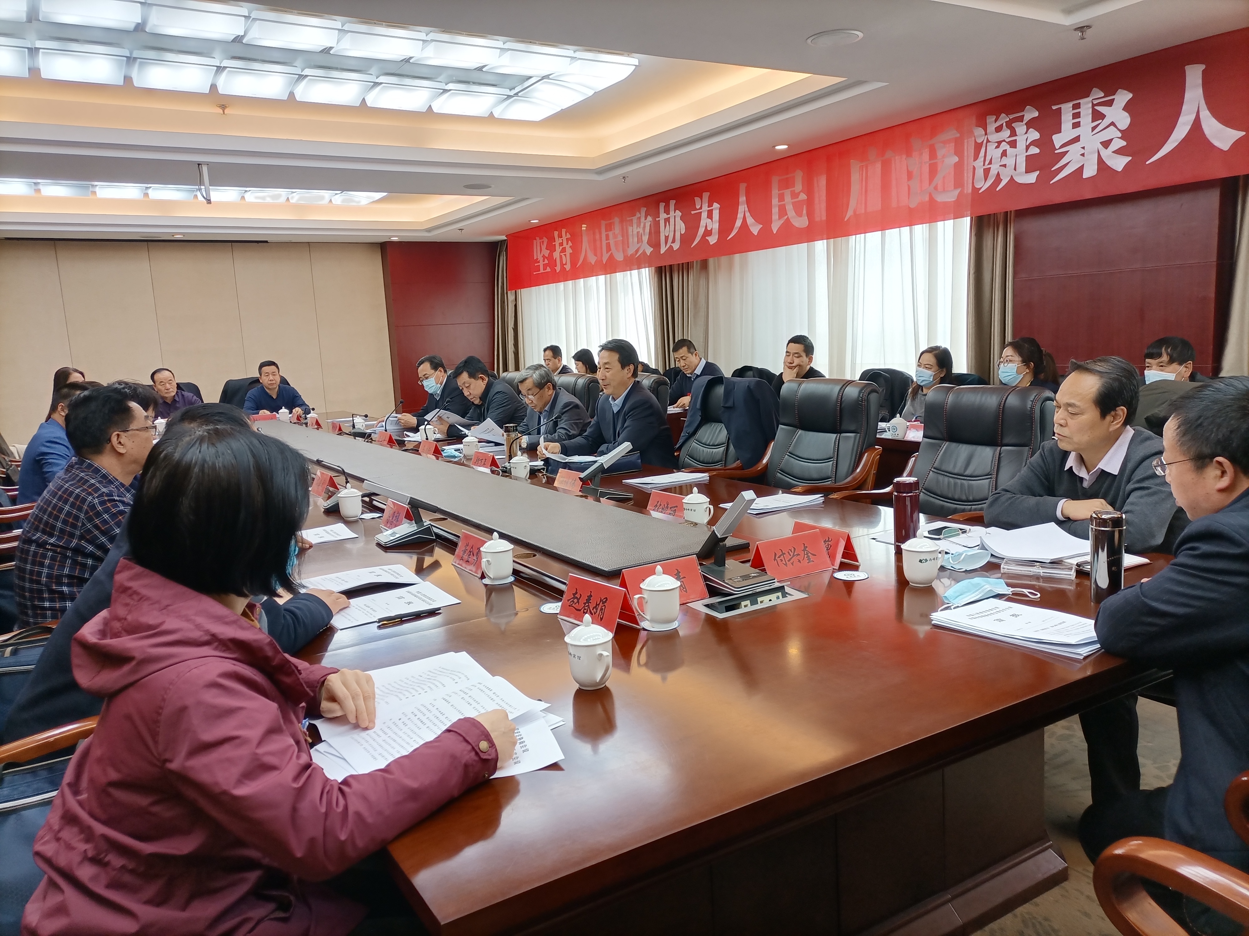 市政協(xié)委員繼續(xù)分組討論市委書記講話和相關(guān)報(bào)告。