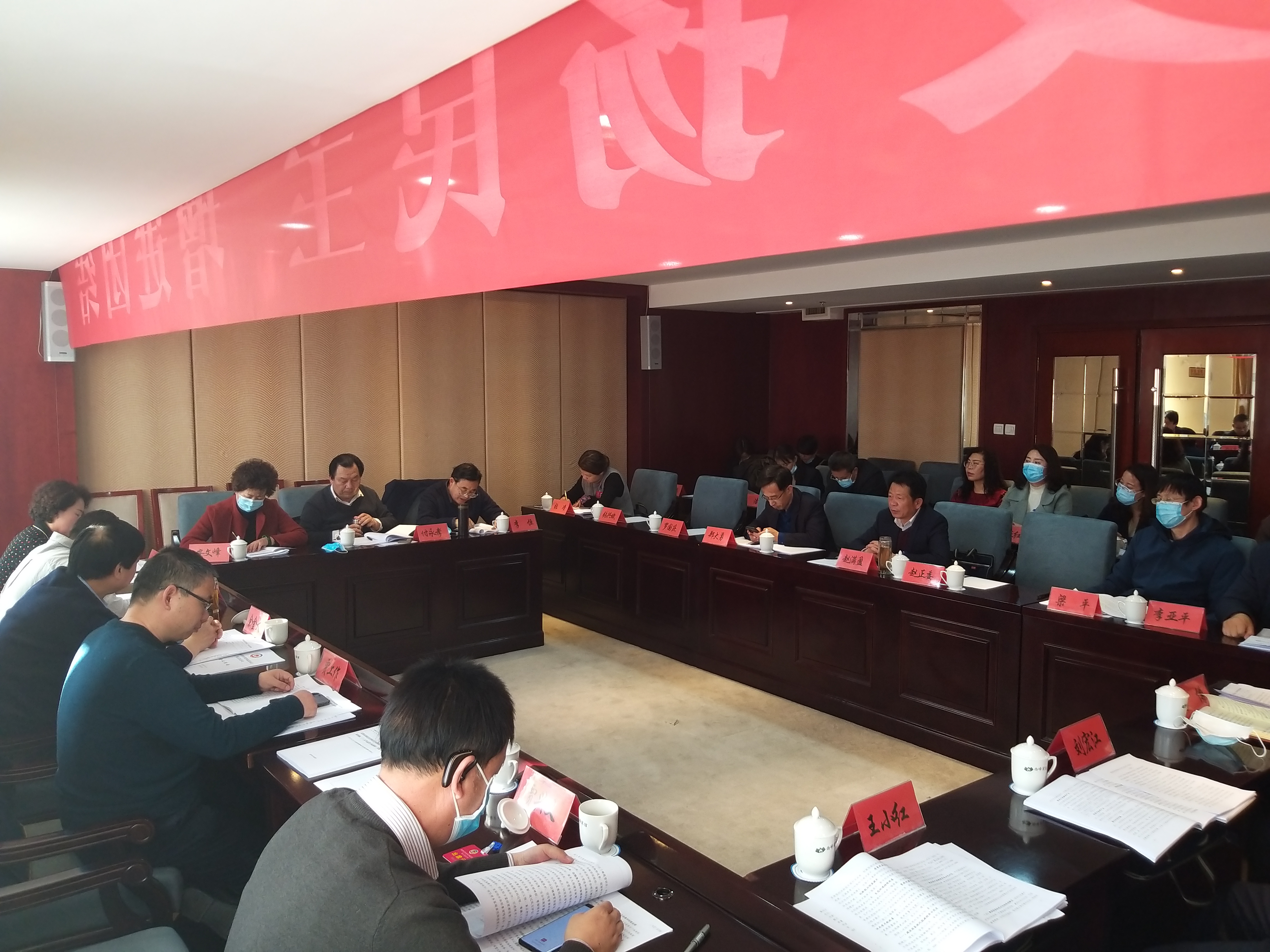 市政協(xié)委員繼續(xù)分組討論市委書記講話和相關(guān)報(bào)告。