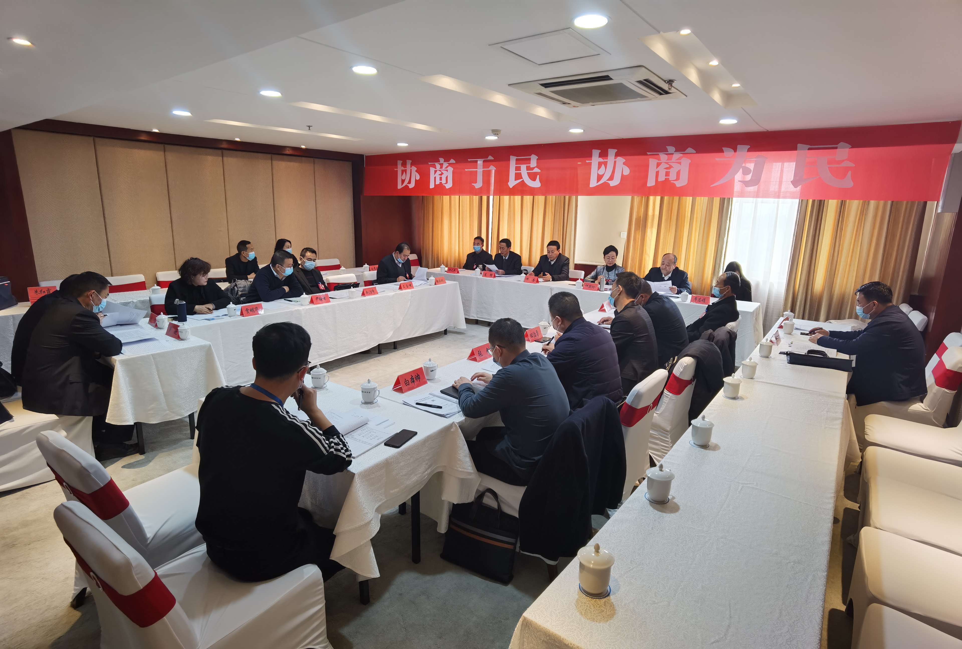 市政協(xié)委員繼續(xù)分組討論市委書記講話和相關(guān)報(bào)告。