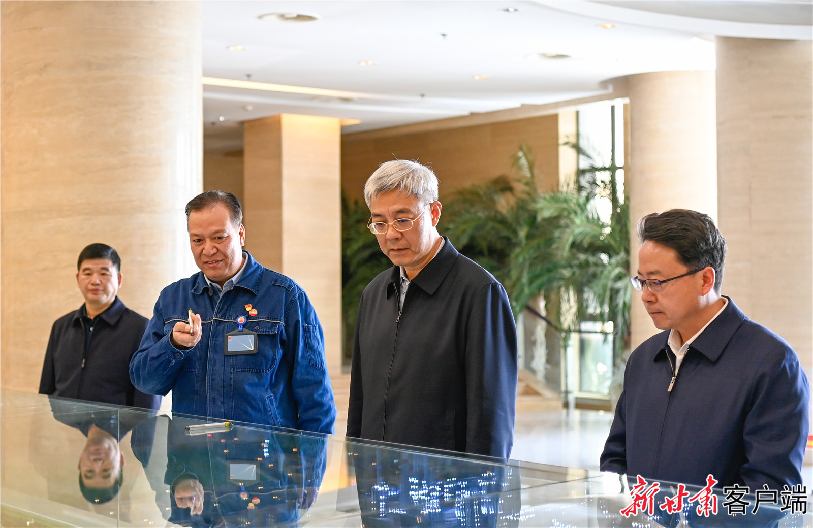 尹弘在慶陽市調(diào)研指導(dǎo)工作時(shí)強(qiáng)調(diào)：立足資源稟賦打造特色產(chǎn)業(yè)集群，奮發(fā)有為推動革命老區(qū)振興發(fā)展