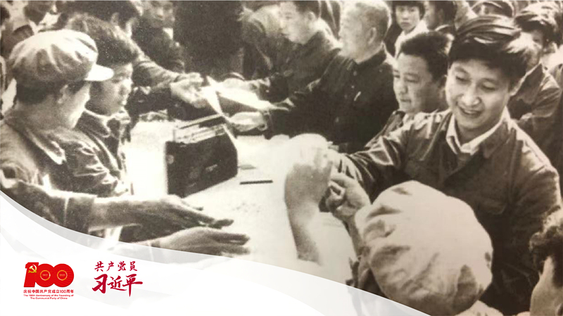 習(xí)近平帶領(lǐng)縣委工作人員在正定接頭發(fā)放《民意調(diào)查表》。 （圖片來源于《習(xí)近平在正定》）
