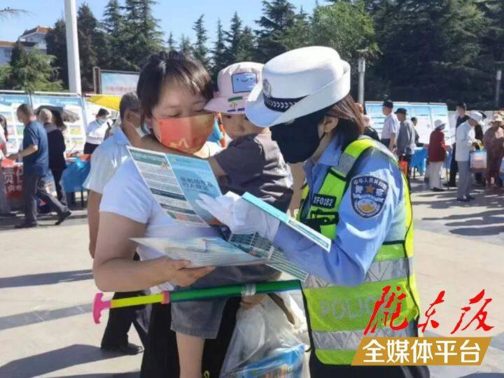 【創(chuàng)建全國文明城市·我們?cè)谛袆?dòng)】西峰公安交警強(qiáng)化“一老一小”宣傳，筑牢交通安全防線