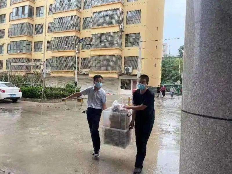 看到路邊的醫(yī)護人員，鎮(zhèn)原這對80后夫妻果斷做了一個決定！