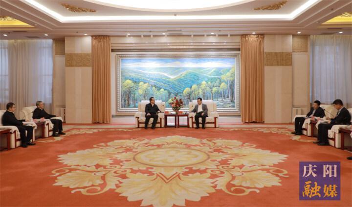 黃澤元與長慶油田分公司執(zhí)行董事、黨委書記李戰(zhàn)明和總經(jīng)理、黨委副書記余浩杰一行座談