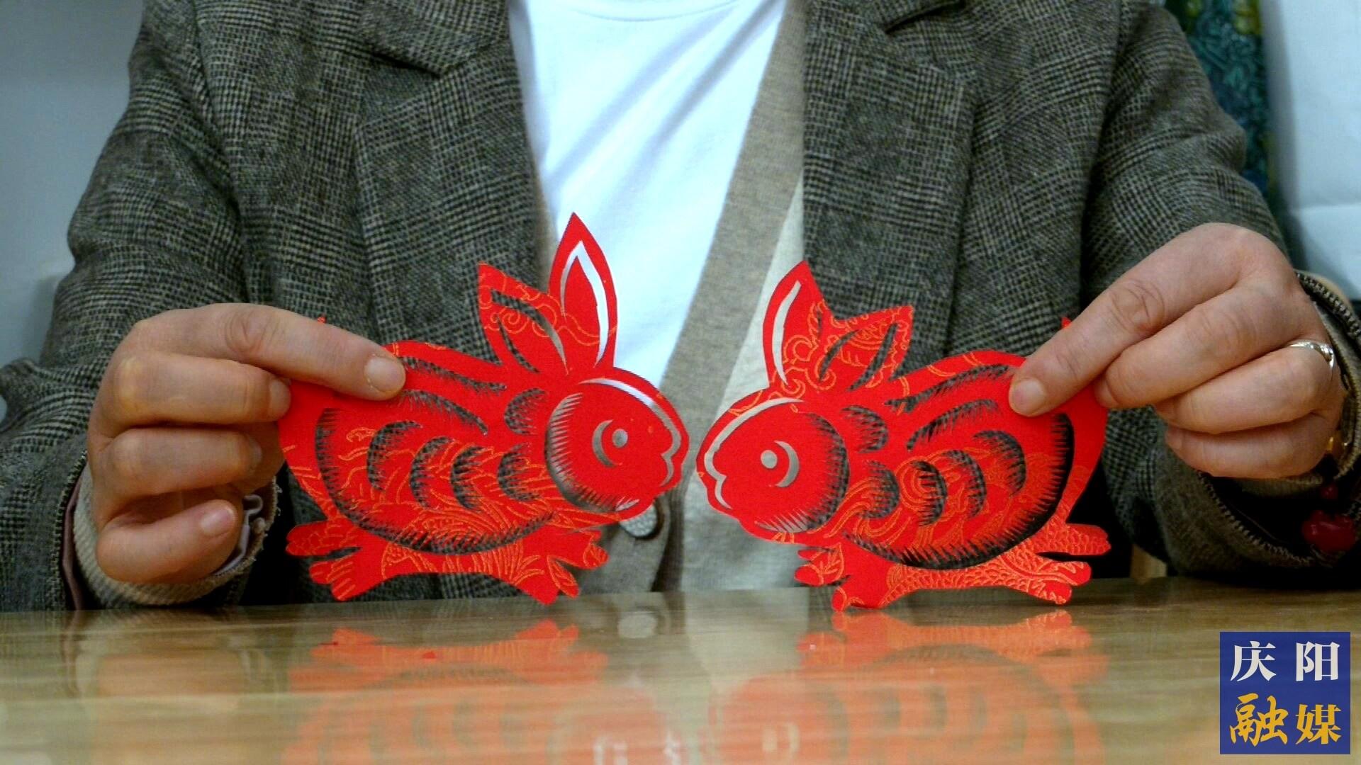 華池縣文化館非遺工坊的手藝人創(chuàng)作的剪紙。 通訊員 雷彩利 攝