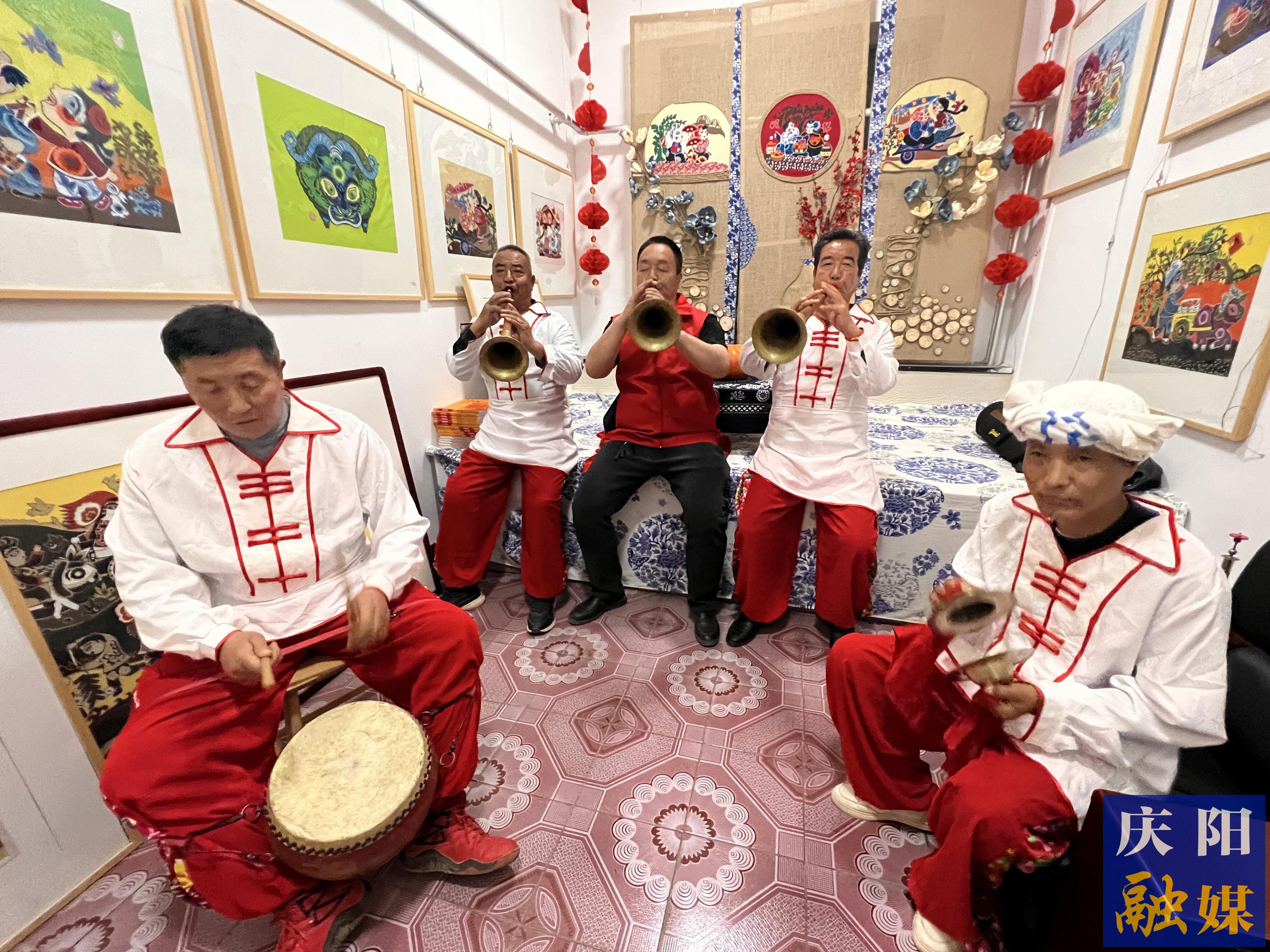 高小兵（左三）和同伴在練習(xí)吹嗩吶。