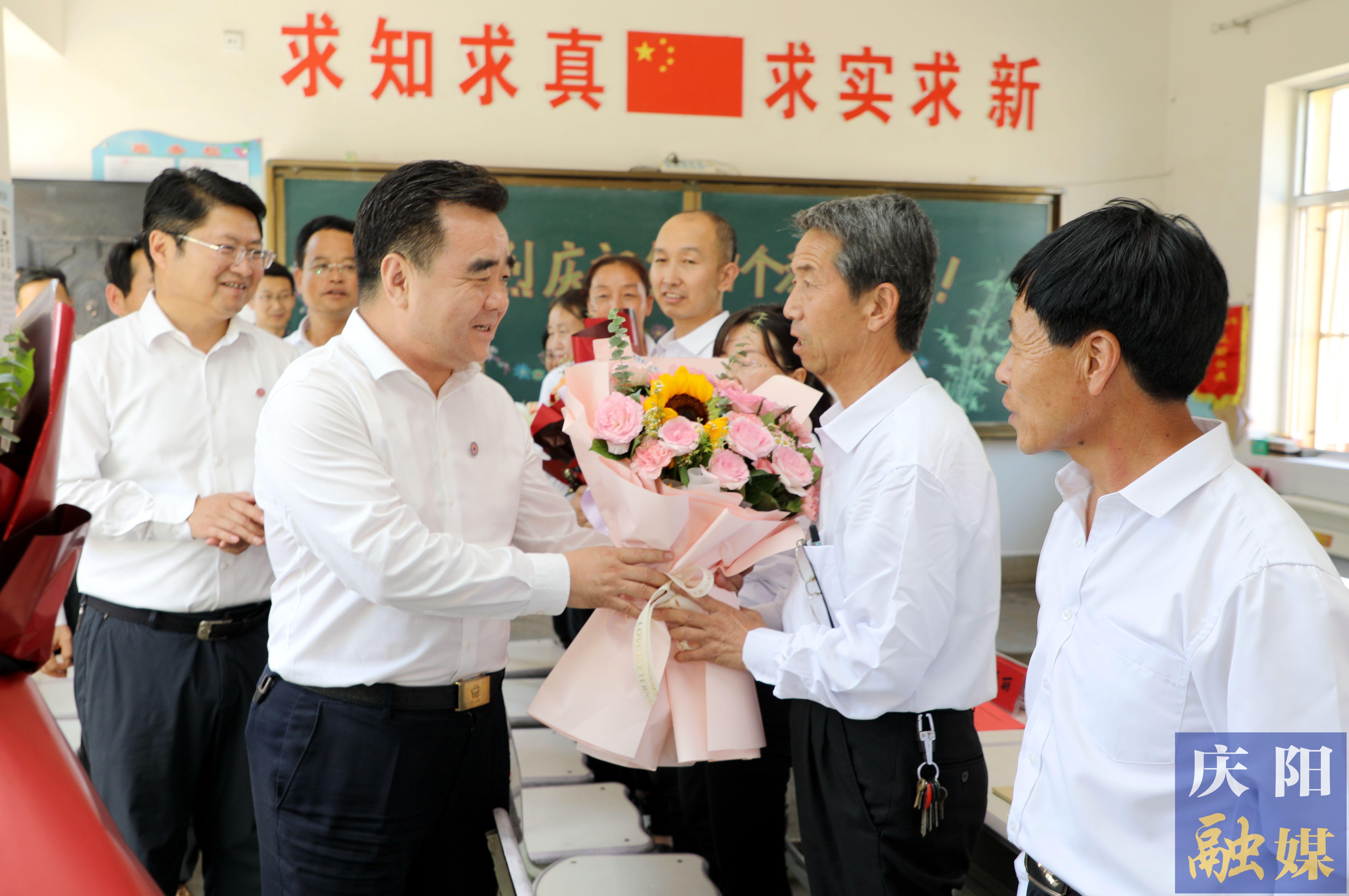 黃澤元在鎮(zhèn)原縣屯字鎮(zhèn)田嶺小學(xué)走訪慰問一線教師 勉勵大家擔(dān)當(dāng)教育使命，當(dāng)好美麗園丁，引領(lǐng)鄉(xiāng)村文化，努力培養(yǎng)德智體美勞全面發(fā)展的社會主義建設(shè)者和接班人
