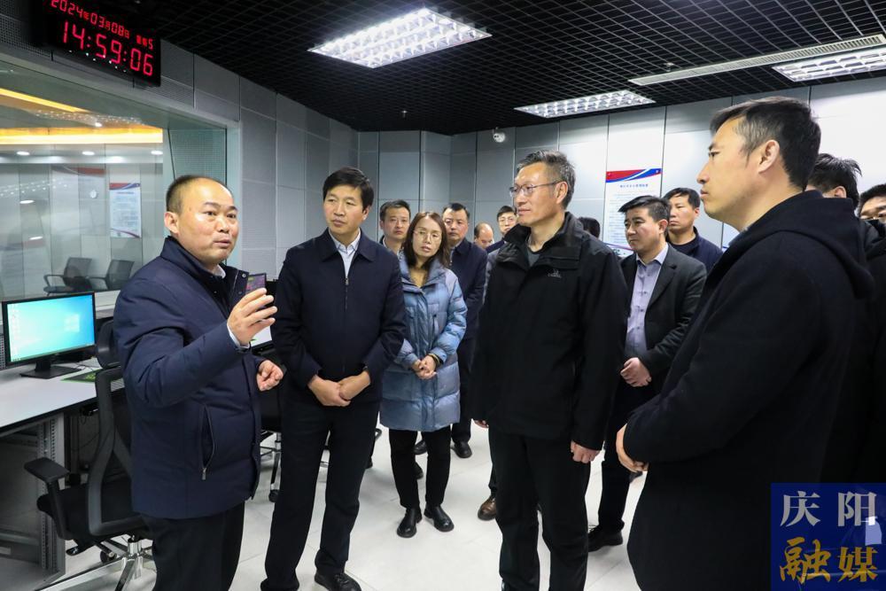 【攝影報道】平?jīng)鍪形麄鞑靠疾旖M在慶陽市融媒體中心調研交流