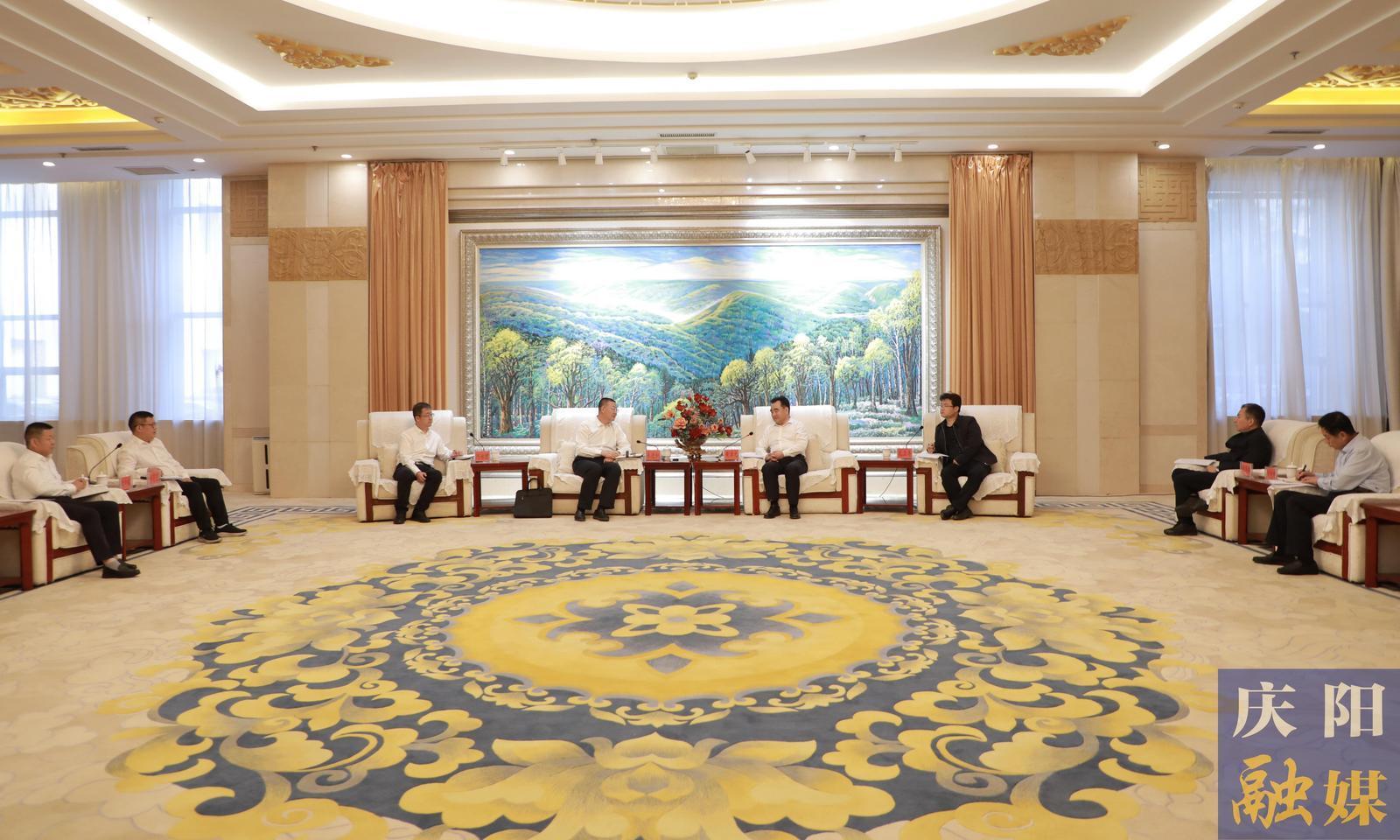 黃澤元與玉門油田分公司執(zhí)行董事、黨委書記來進(jìn)和一行座談