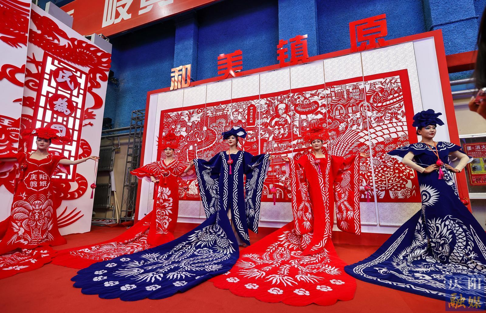 【攝影報(bào)道】香包、刺繡、剪紙……慶陽民俗文化精品展區(qū)中哪些展品驚艷到你