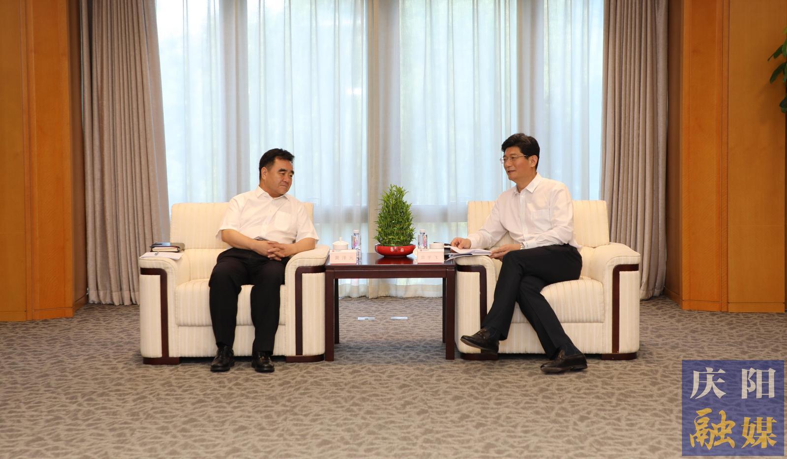 黃澤元在京與龍?jiān)措娏瘓F(tuán)黨委書記、董事長宮宇飛座談