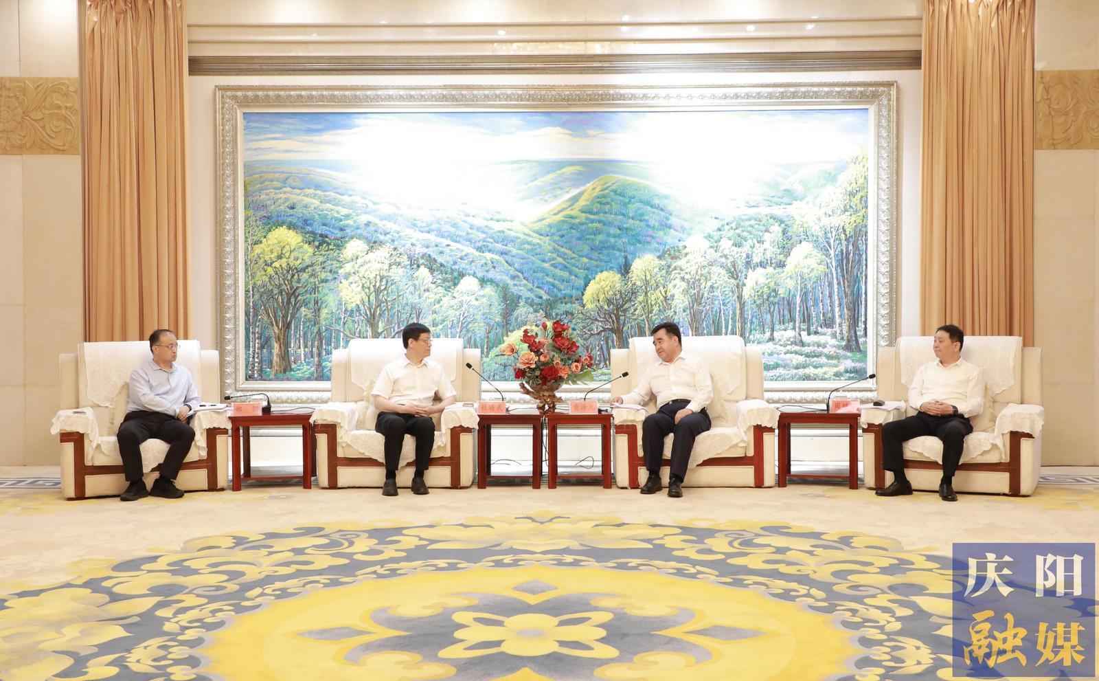 黃澤元與華電煤業(yè)集團(tuán)黨委書記、董事長杜將武一行座談