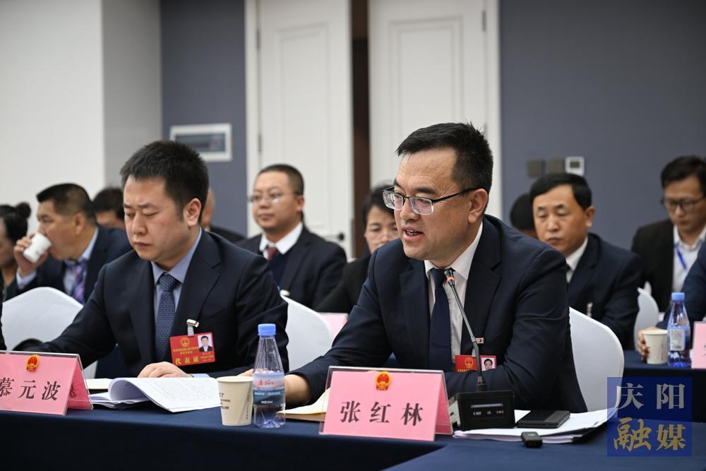 【圖說兩會】市人大代表分團(tuán)審議市人大常委會工作報(bào)告和市法檢兩院工作報(bào)告