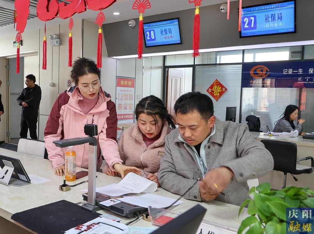 【攝影報道】正寧縣“小寧幫辦”：政務(wù)服務(wù)新亮點(diǎn)，提升群眾滿意度