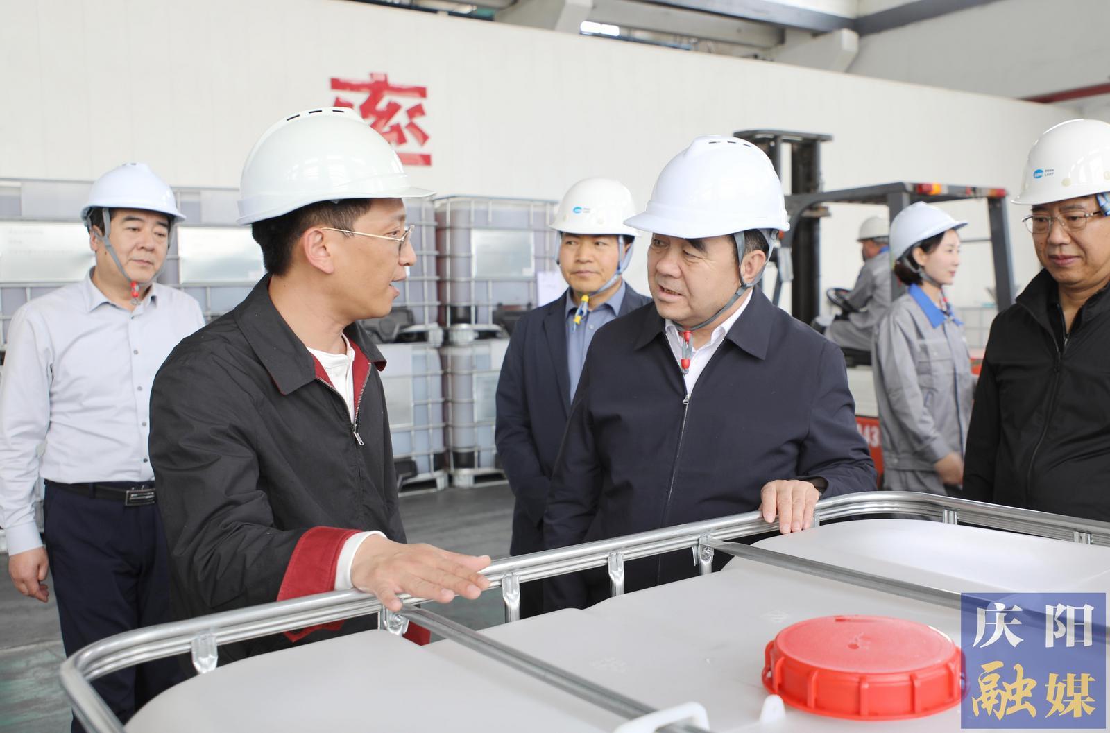 黃澤元在華池縣寧縣調(diào)研工業(yè)集中區(qū)建設(shè)發(fā)展情況時(shí)強(qiáng)調(diào) 強(qiáng)基礎(chǔ)優(yōu)服務(wù)提升園區(qū)發(fā)展能級 強(qiáng)招商聚集群積蓄經(jīng)濟(jì)發(fā)展動(dòng)能