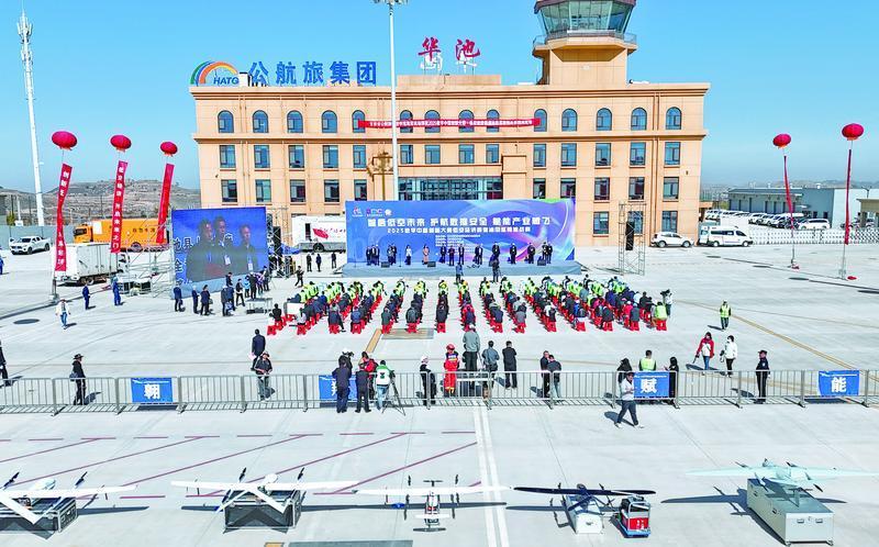 2025數(shù)字中國創(chuàng)新大賽·低空經(jīng)濟(jì)賽道·特別報(bào)道丨無人機(jī)秒變“巡檢尖兵”！全國首次油田巡檢挑戰(zhàn)賽在慶陽舉行