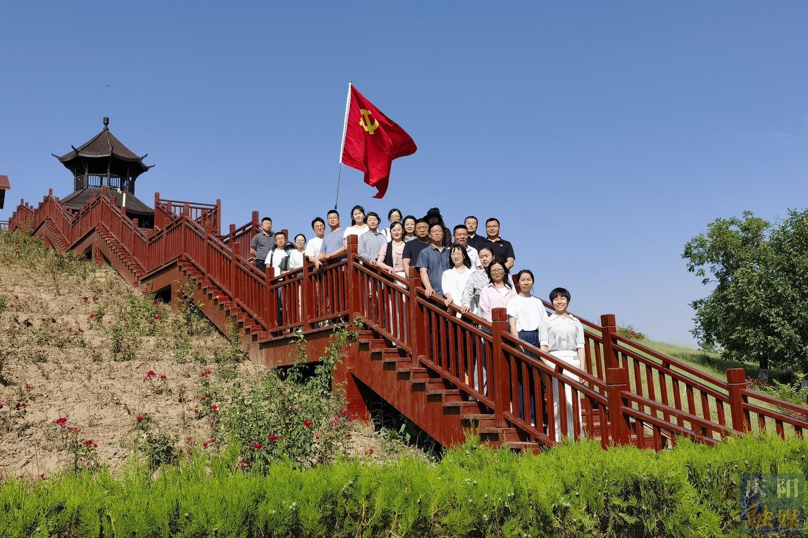 【攝影報(bào)道】品國(guó)學(xué)精髓 悟文化傳承 慶陽(yáng)市總工會(huì)與慶陽(yáng)市投融資管理中心聯(lián)合開展主題黨日活動(dòng)