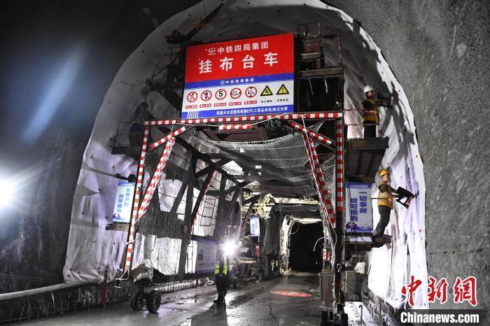 甘肅首條自主投資鐵路迎突破！天隴鐵路首條特長隧道貫通