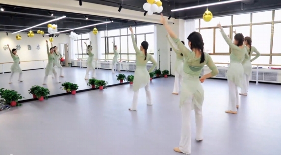 歷經(jīng)十余載風雨兼程，夢玉女子藝術(shù)團在各界關(guān)懷下茁壯成長